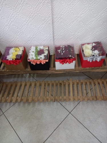 Asetat kutuda 5 adet çikolata ve canlı çiçek
